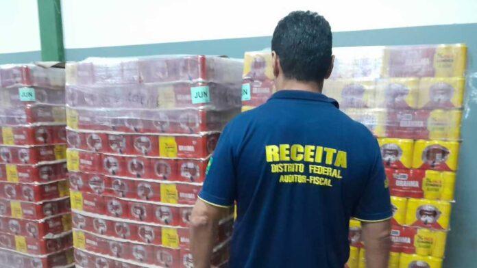 Foto de auditores da Secretaria de Economia durante apreensão de cargas irregulares nas rodovias do Distrito Federal.