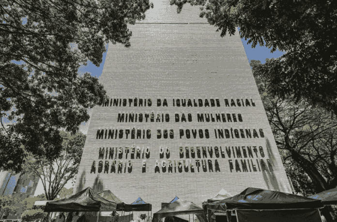 Imagem relacionada à matéria do Repórter Capital sobre a explosão que evacuou o bloco C da Esplanada dos Ministérios, em Brasília.