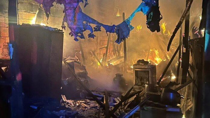 Imagem relacionada ao incêndio que atingiu uma casa de madeira na Cidade Estrutural, combatido pelo Corpo de Bombeiros do Distrito Federal.