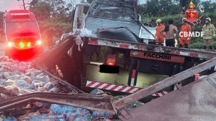 Imagem relacionada ao capotamento de caminhão na BR-020 com carga de arroz espalhada na pista.