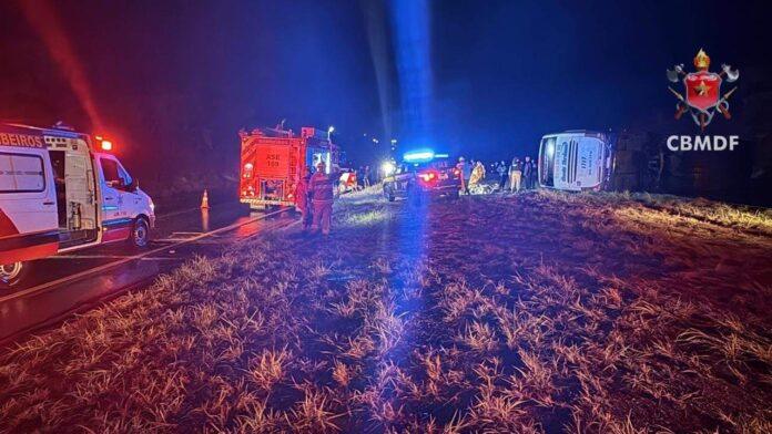 Imagem relacionada à ocorrência atendida pelo Corpo de Bombeiros Militar do Distrito Federal na BR-020, envolvendo colisão entre ônibus e caminhão-guincho, com múltiplas vítimas e interdição total da via nos dois sentidos.
