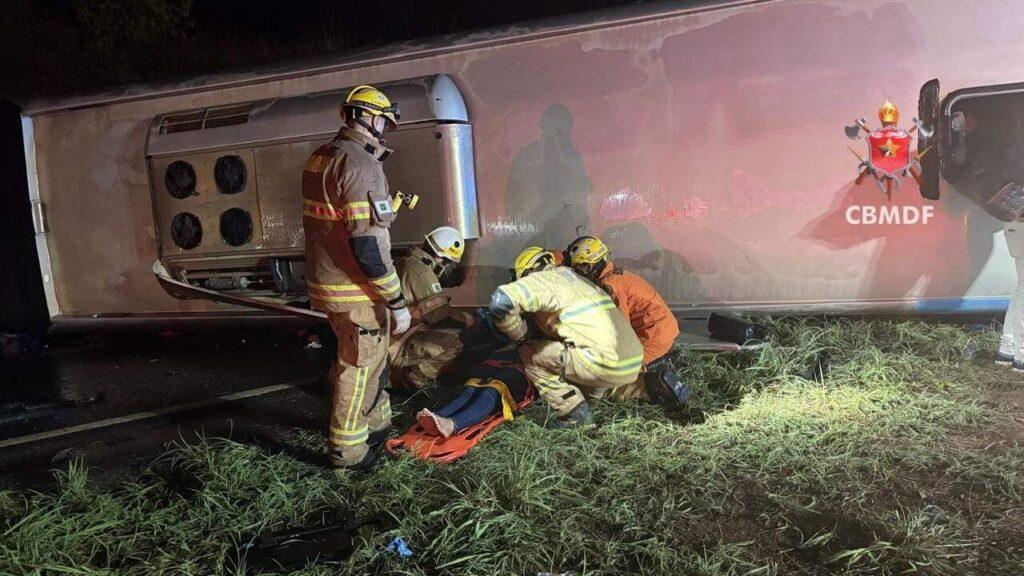 Imagem relacionada à ocorrência atendida pelo Corpo de Bombeiros Militar do Distrito Federal na BR-020, envolvendo colisão entre ônibus e caminhão-guincho, com múltiplas vítimas e interdição total da via nos dois sentidos.