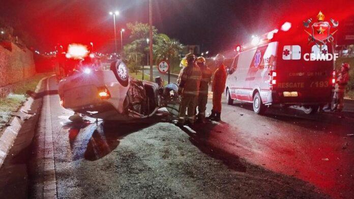 Imagem relacionada à ocorrência em Santa Maria, onde um carro caiu de um viaduto e capotou, deixando um jovem ferido.