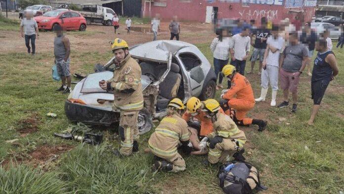 Imagem relacionada à ocorrência em Samambaia onde um carro colidiu contra uma parada de ônibus, deixando uma vítima em estado grave.