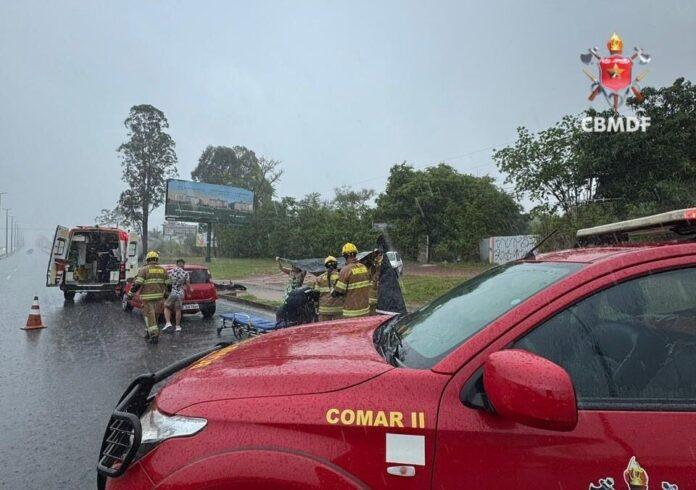 Motociclista fica ferido após colisão entre carro e moto no Núcleo Rural Boa Esperança II, próximo ao Taquari, no Lago Norte. SAMU fez o transporte.