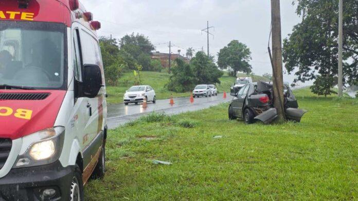 Imagem relacionada à colisão de um Toyota Corolla contra poste na Estância Mestre D’Armas VI, em Planaltina.