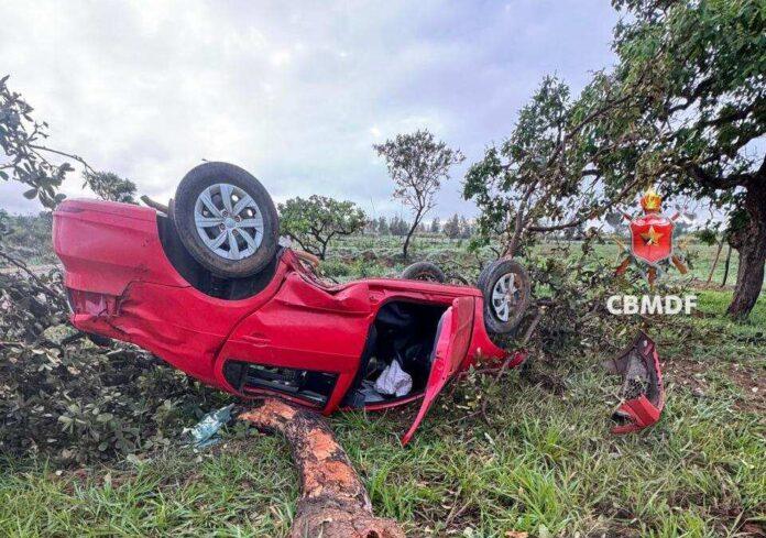 Imagem relacionada à matéria do Repórter Capital sobre o capotamento de um Voyage após colisão com árvore em Sobradinho.