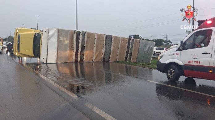 Imagem relacionada à matéria do Repórter Capital sobre caminhão tombado na BR-020 em frente à Embrapa, no DF.