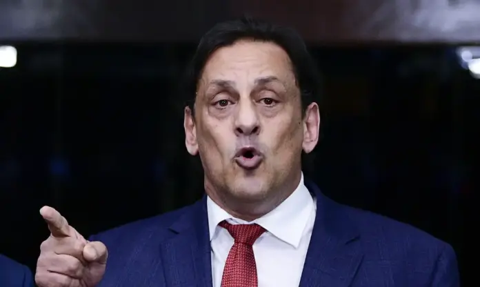 Frederick Wassef durante entrevista, imagem ilustrativa referente à condenação por injúria racial.