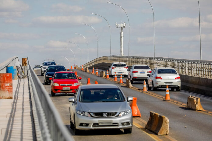 Imagem relacionada à matéria do Repórter Capital sobre interdição de faixas na Ponte Honestino Guimarães, em Brasília.