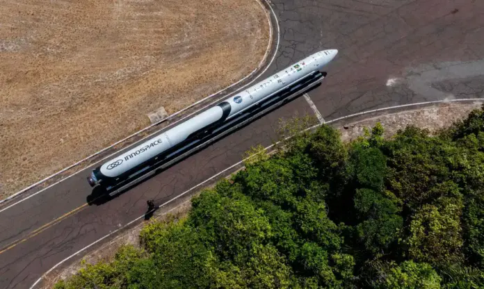 Foguete Hanbit-Nano da Innospace posicionado na plataforma do Centro de Lançamento de Alcântara.
