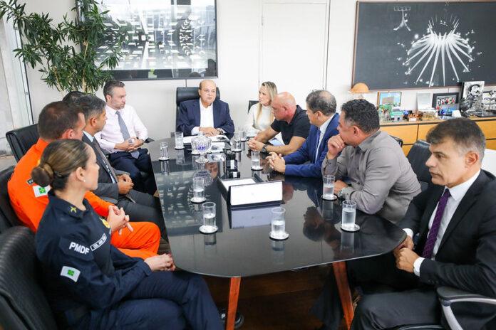 Imagem relacionada à matéria do Repórter Capital sobre forças de segurança agradecendo o governador Ibaneis Rocha no Palácio do Buriti.