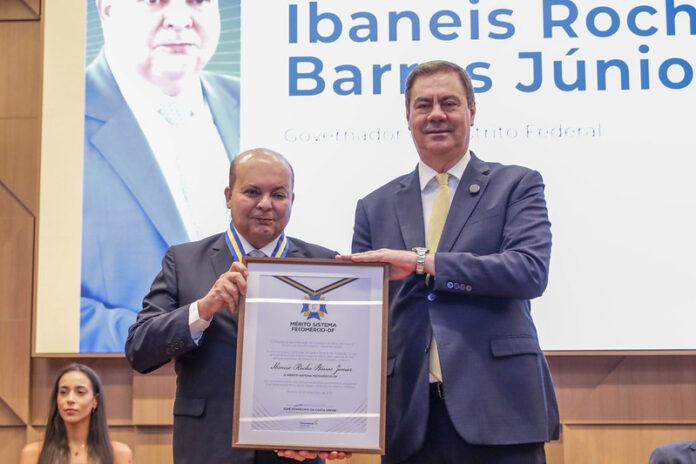 Governador Ibaneis Rocha recebe a Medalha Mérito Sistema Fecomércio-DF em cerimônia no auditório da CNC.