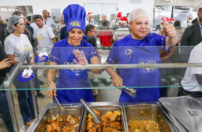 Imagem do governador Ibaneis Rocha participando do almoço especial do Nosso Natal no Restaurante Comunitário do Sol Nascente.