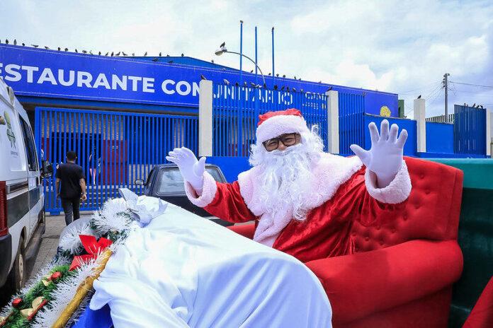 Imagem de almoço especial de Natal em restaurante comunitário do DF