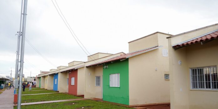 Imagem da entrega de casas a custo zero pelo Goiás Social e Agehab nos municípios de Diorama e Bom Jardim de Goiás.