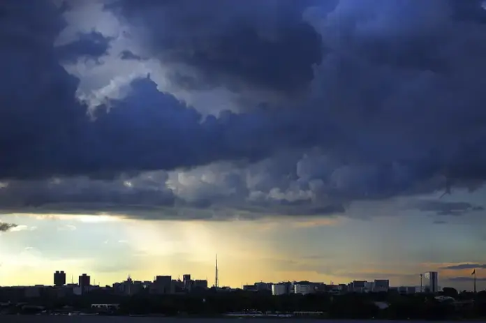 Imagem relacionada à matéria do Repórter Capital sobre o clima na virada do ano em Brasília, com sol, calor e risco de temporais.