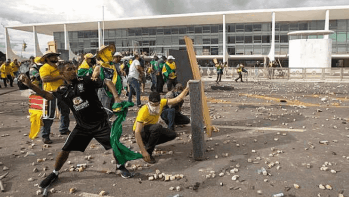 Imagem relacionada à matéria do Repórter Capital sobre votação na Câmara dos Deputados que pode reduzir penas do 8 de Janeiro.