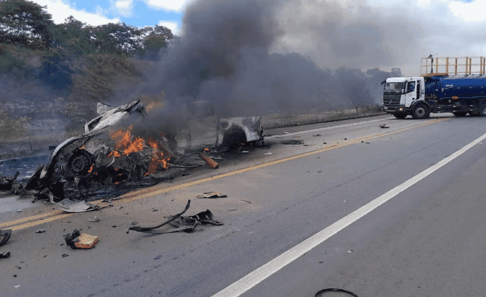 Imagem relacionada à matéria do Repórter Capital sobre colisão frontal entre veículos na BR-101, em Mucuri, no sul da Bahia.