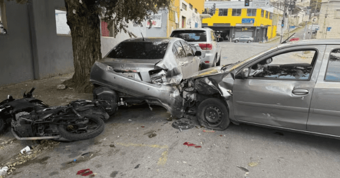 Imagem relacionada à matéria do Repórter Capital sobre motociclista que escapou de atropelamento após carro desgovernado em Belo Horizonte.