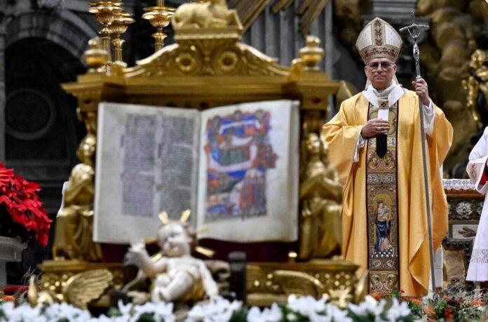 Imagem da primeira Missa do Galo celebrada pelo papa Leão XIV na Praça São Pedro, no Vaticano
