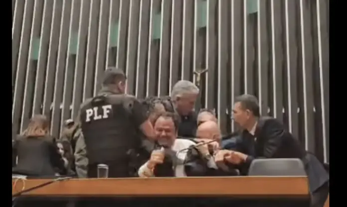 Imagem relacionada à matéria do Repórter Capital sobre a retirada à força do deputado Glauber Braga no plenário da Câmara.