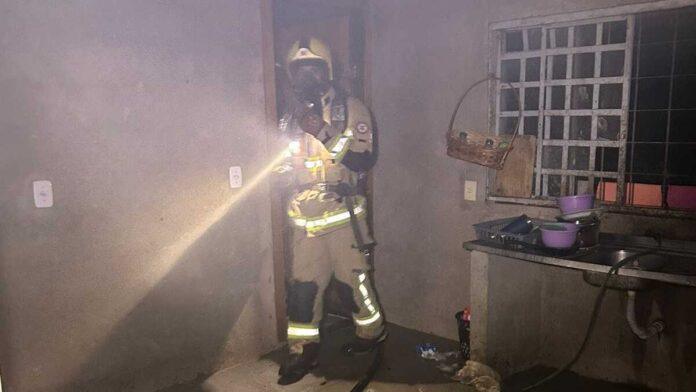 Imagem relacionada à atuação dos Bombeiros no controle de incêndio em residência no Park Way.