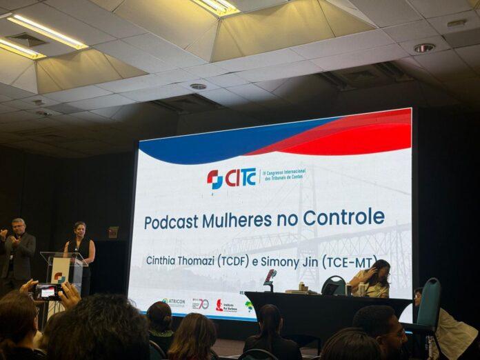Imagem relacionada à apresentação do podcast “Mulheres no Controle” no IV CITC pelas auditoras do TCDF e TCE-MT.
