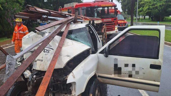Imagem relacionada à matéria do Repórter Capital sobre a colisão no Eixo L que deixou motorista preso às ferragens.