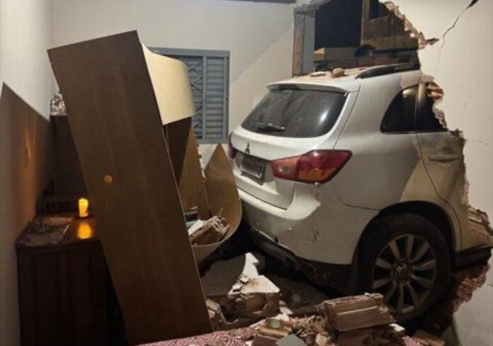 Imagem relacionada à matéria do Repórter Capital sobre o acidente em que motorista sem CNH e alcoolizada bateu carro em uma residência em São Sebastião.