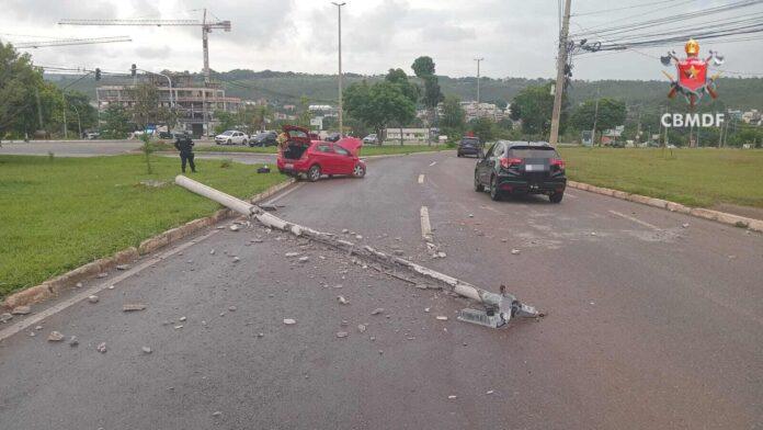 Imagem relacionada à matéria do Repórter Capital sobre carro que colidiu com poste no Lago Norte.