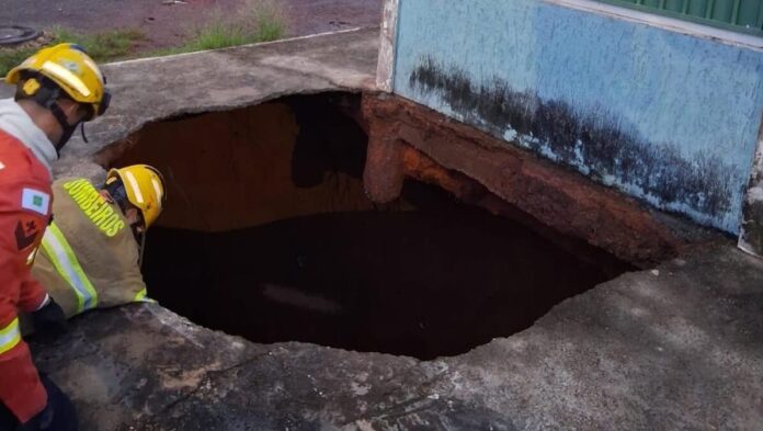 Imagem relacionada à atuação do CBMDF em deslizamento de terra no Setor P Sul, em Ceilândia.