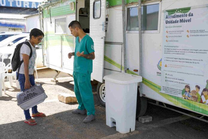 Unidade móvel do Hvep oferecendo atendimento veterinário gratuito no Distrito Federal.