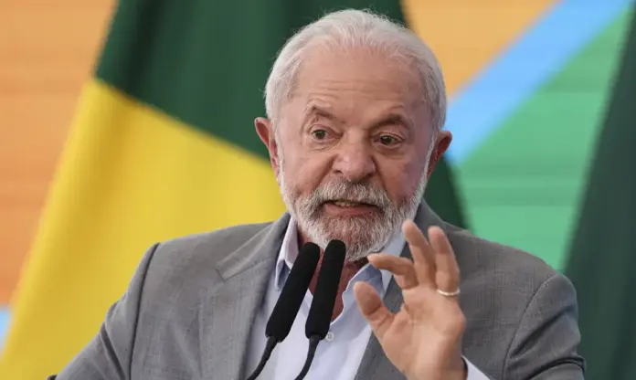 Imagem do presidente Lula durante entrevista no Palácio do Planalto