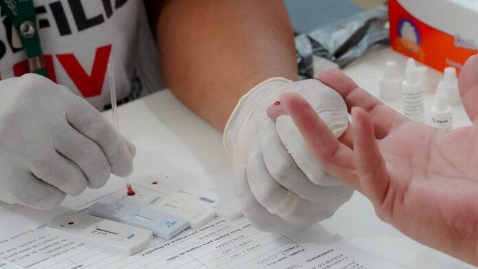 Imagem relacionada à matéria do Repórter Capital sobre ações do Dezembro Vermelho e prevenção ao HIV em Goiás.