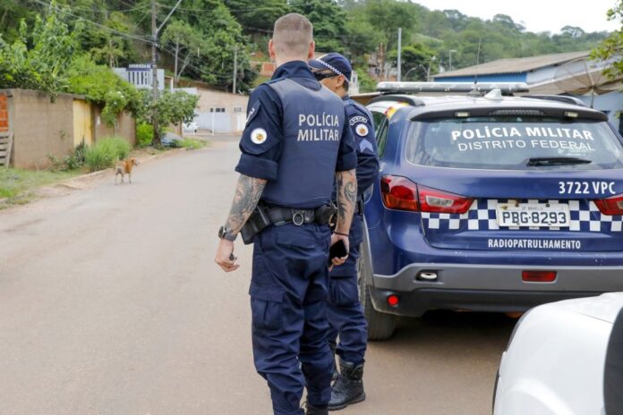 Imagem relacionada à atuação da Polícia Militar e do Corpo de Bombeiros em ocorrência de triplo homicídio no Sol Nascente, em Ceilândia.