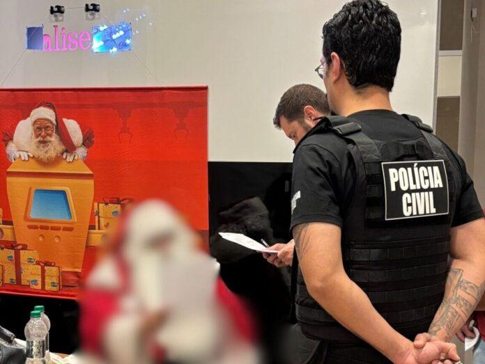 Imagem relacionada à prisão de um homem vestido de Papai Noel em shopping de Lages (SC) por suspeita de estupro de vulnerável.