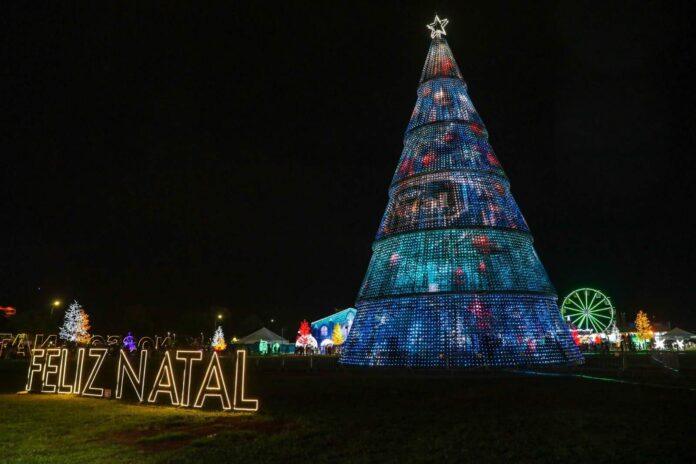 Imagem do Nosso Natal 2025 montado na Esplanada dos Ministérios, com luzes e estrutura cenográfica sustentável.