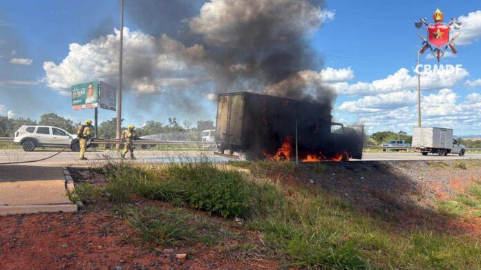 Imagem relacionada à matéria do Repórter Capital sobre caminhão que pegou fogo na Via Estrutural, em Brasília.