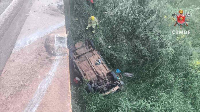 Imagem relacionada a acidente na BR-060, onde carro caiu de ponte sobre o Rio Descoberto, no Distrito Federal