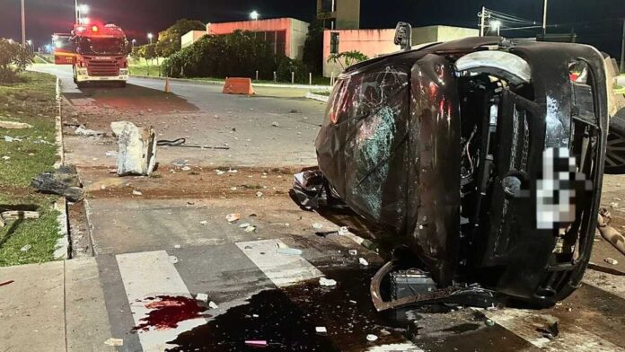 Imagem relacionada a acidente de trânsito com capotamento na estação do BRT do Gama, no Distrito Federal