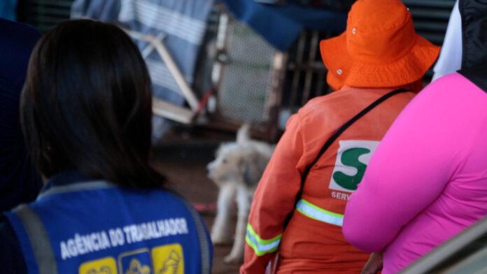 Equipe de assistência social atendendo pessoas em situação de rua durante ação de acolhimento no Plano Piloto.