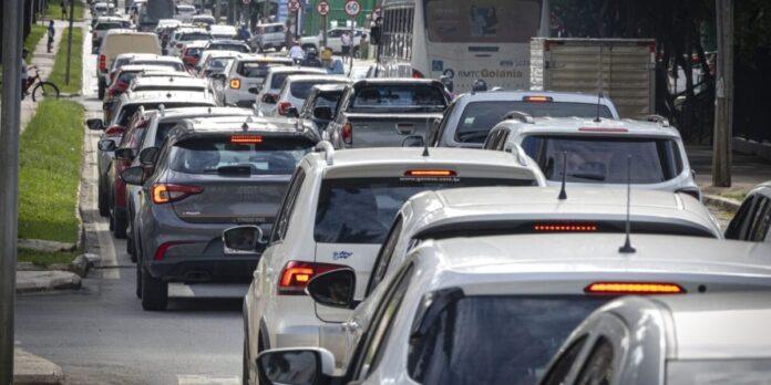 Imagem ilustrativa de documento de IPVA e mãos segurando nota em processo de regularização.