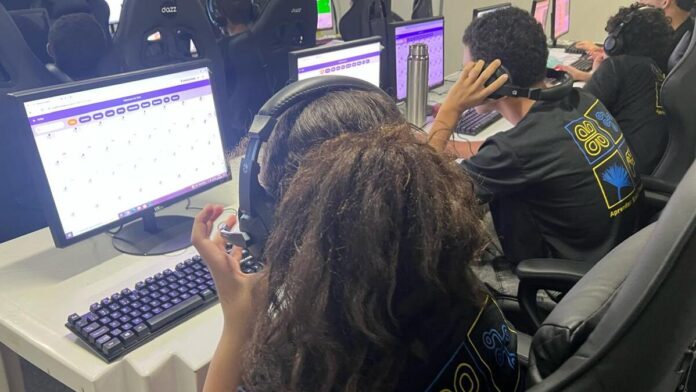 Imagem de aula de informática com alunos em laboratório de informática no DF.