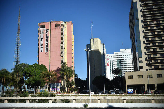 Imagem relacionada à implosão do antigo edifício Torre Palace Hotel no Setor Hoteleiro Norte, em Brasília