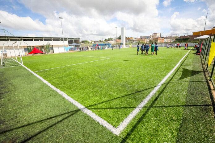 Imagem ilustrativa de operação policial e segurança em estádio durante o Campeonato Candango Série A 2026.