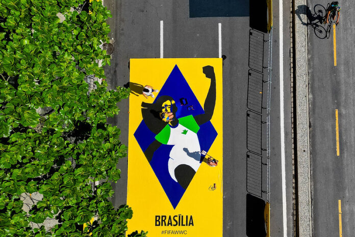 Imagem do lançamento da marca oficial da Copa do Mundo Feminina da FIFA 2027 com identidade visual inspirada na cultura brasileira