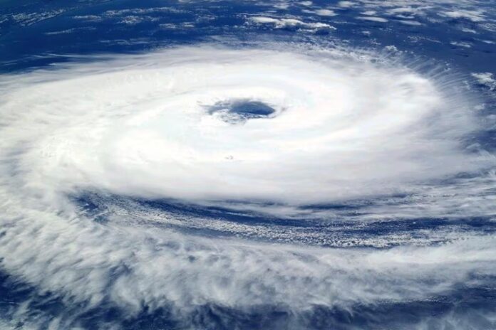 Imagem ilustrativa de nuvens carregadas e chuva intensa associadas à formação de ciclone no Sudeste do Brasil