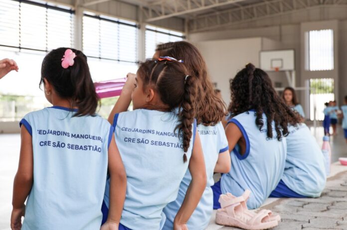 Imagem relacionada à matéria do Repórter Capital sobre a retirada do Cartão Uniforme Escolar no Distrito Federal.