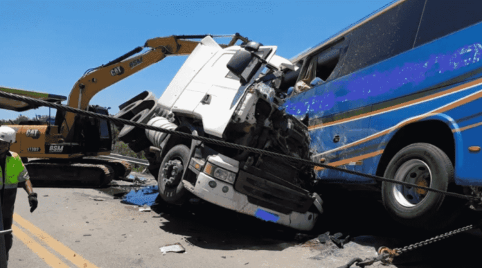 Cena de acidente envolvendo caminhão e ônibus na rodovia BR-116, no sul do Rio Grande do Sul.